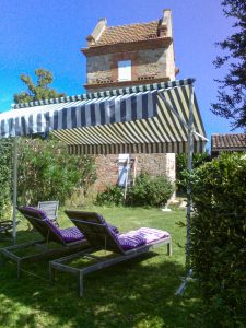 les bourdoncles familha bain de soleil jardin privée chaise longue et bronzage
