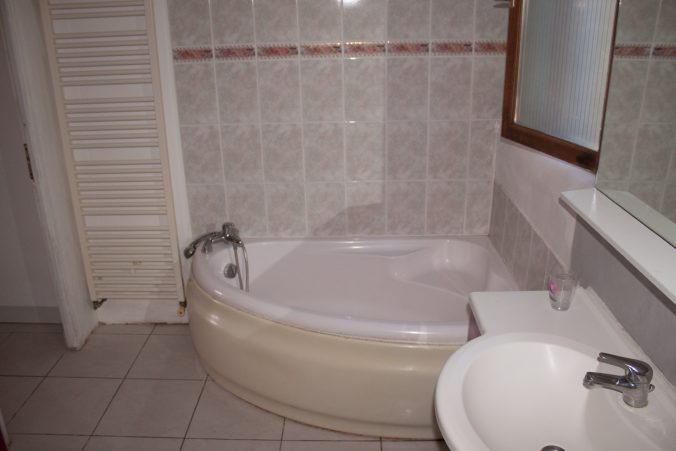 les bourdoncles familha salle de bain rez-de-chaussée beignoire douche lavabo