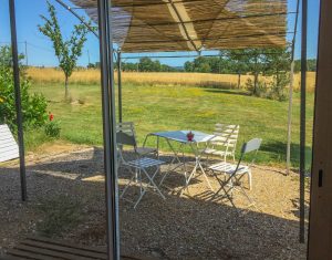 les bourdoncles ombrassa petit salon Est avec vue sur la terrasse