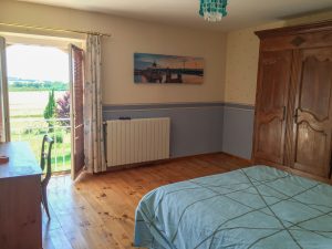 les bourdoncles serena grande chambre lumineuse exposition plein sud sur es vallons du Tarn et les pyrénées