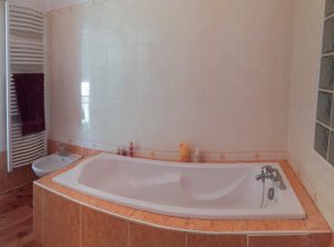 les bourdoncles serena salle de bain beignoire étage