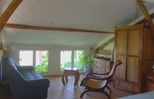 les bourdoncles Ombrassa chambre Ouest mezzanine style asiatique avec petit salon privé et lit king size