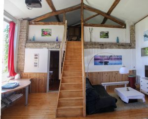 les bourdoncles Ombrassa grand salon intérieur avec télévision vidéoprojecteur sono hifi et mezzanine