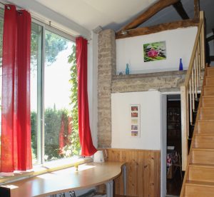 les bourdoncles Ombrassa grand salon intérieur avec télévision vidéoprojecteur sono hifi et mezzanine