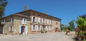 les bourdoncles familha et serena vue d'ensemble parking et facade