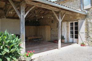 les bourdoncles familha terrasse ombragée salon de jardin et babyfoot