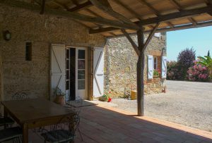 les bourdoncles familha terrasse ombragée salon de jardin et babyfoot