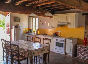 les bourdoncles familha intérieur cuisine salle à manger tout équipée four micro-onde cuisinière