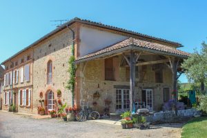 les bourdoncles serena vue extérieur du gite vaste terrasse ombragée olivier sud de la france provence tarn