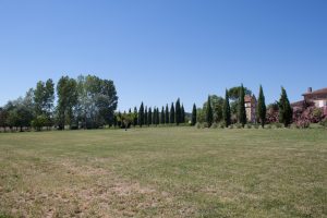 les bourdoncles vue d'ensemble coté Sud avec allée de cyprès