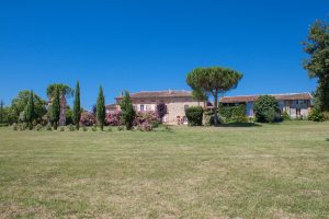 les bourdoncles vue d'ensemble coté Sud avec allée de cyprès