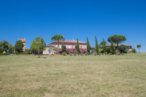 les bourdoncles vue d'ensemble coté Sud avec allée de cyprès