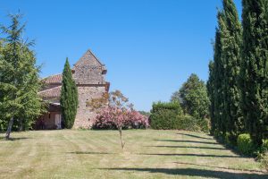 allée de cyprès et pigeonnier